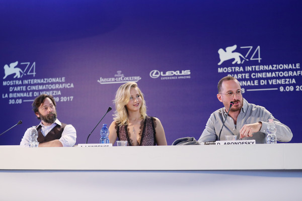 Jennifer+Lawrence+Mother+Photocall+74th+Venice+1Ec93YFk_Lal.jpg